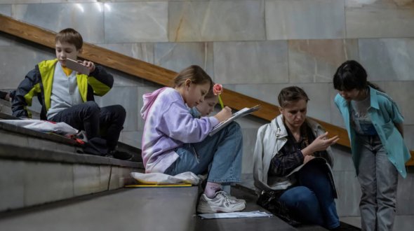 Школярі на уроці на станції метро під час повітряної тривоги, Київ, 3 травня 