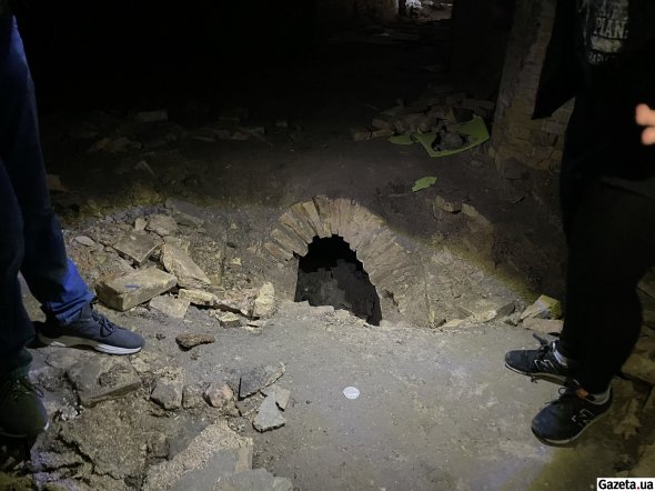 Через обидві підпірні стіни проходив підземний хід, що з'єднував майстерні на Арсенальній і водокачку на березі Дніпра
