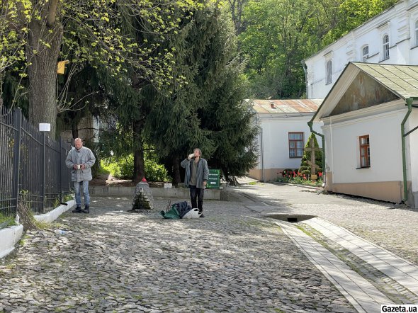 Вхід до монастиря можна знайти з боку вулиці Притисько-Микільської, що неподалік Контрактової площі