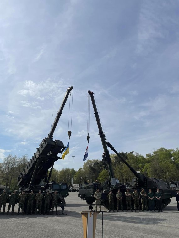 Президенту Володимиру Зеленському в Нідерландах показали техніку, як відправиться до України