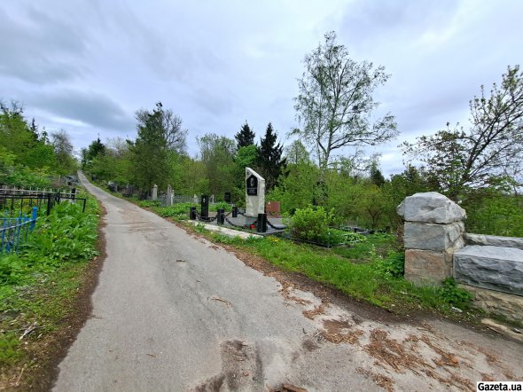 Еврейское кладбище в Полтаве существует с 1820 года. В 1942-м его разгромили немецкие оккупационные власти руками местных жителей. Старинные надгробия вывезли, перебили на щебень или изготовили из них брусчатку, по которой замостили центральные улицы.