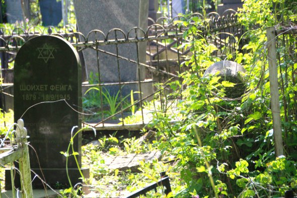 Некоторые современные надгробия установлены на могилах людей, умерших более полусотни лет назад