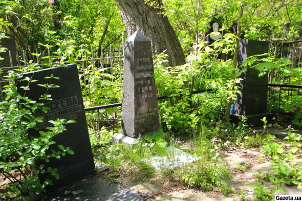 На цвинтарі зустрічаються надгробки зі збитими написами