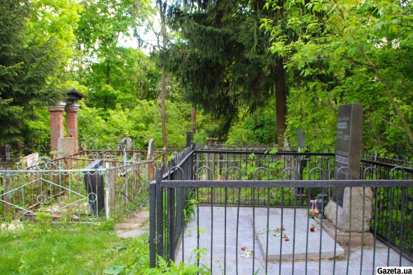 Від могили Йосипа Герцовського видно альтанку над могилою Михайла Ліфшица