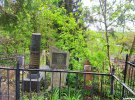 Еврейское кладбище в Полтаве существует с 1820 года. В 1942-м его разгромили немецкие оккупационные власти руками местных жителей. Старинные надгробия вывезли, перебили на щебень или изготовили из них брусчатку, по которой замостили центральные улицы.