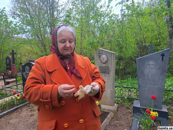 Полтавка Валентина Владимировна Остроушко рассказывает, почему на надгробии ее дяди православный крест наклеили поверх советской пятиконечной звезды