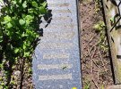 На кладбище встречаются надгробия со сбитыми надписями