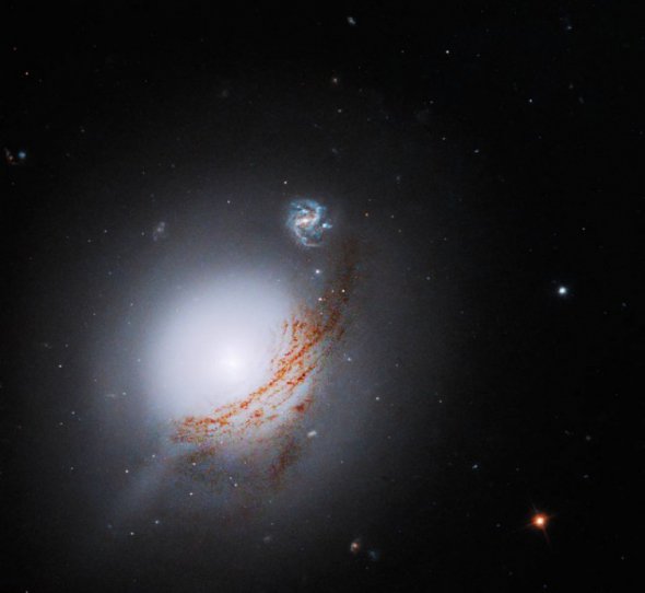 Космический телескоп Hubble сделал фото редкой линзовидной галактики
