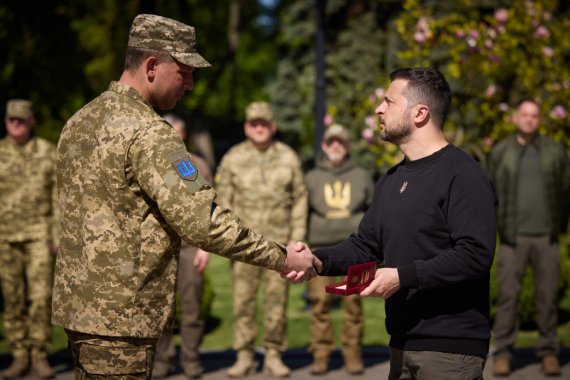 Президент вручив державні нагороди і присвоїв почесні відзнаки піхотинцям