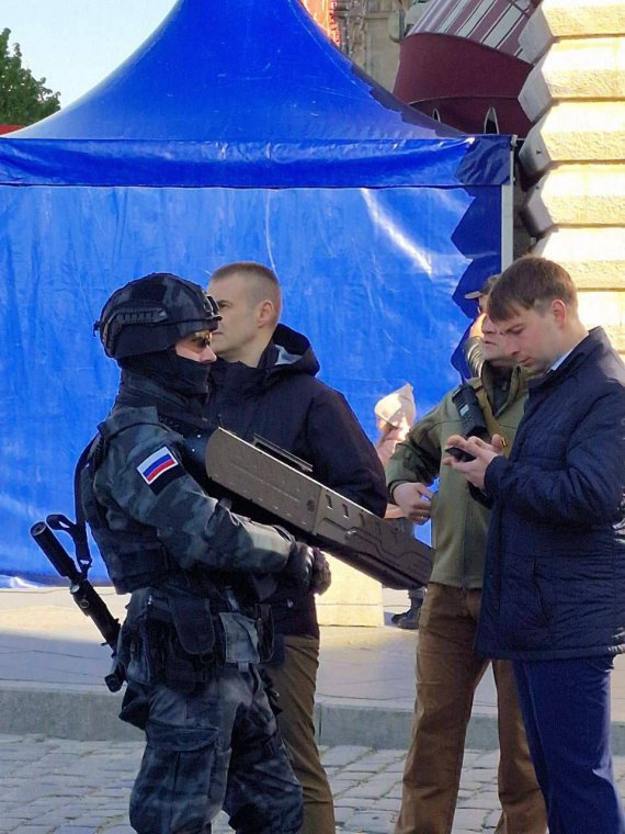 На параді в Москві 9 травня помітили силовика з антидроновою рушницею