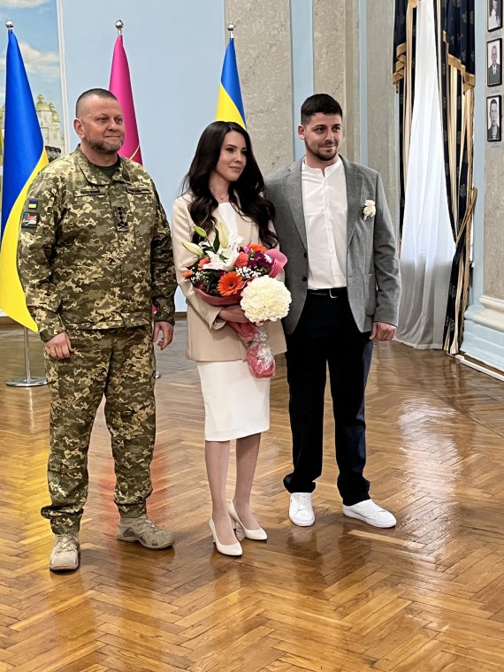 Главнокомандующий ВСУ Валерий Залужный побывал на свадьбе украинской пары