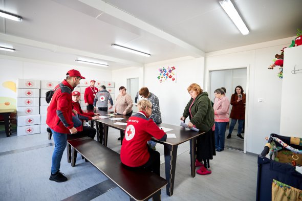 Жители модульного городка во Львове получают подарки от благотворителей