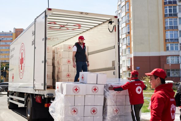 Товариство Червоного Хреста України за підтримки Фундації Кока-Кола привезло допомогу для людей із зони бойових дій, які мешкають у модульному містечку у Львові