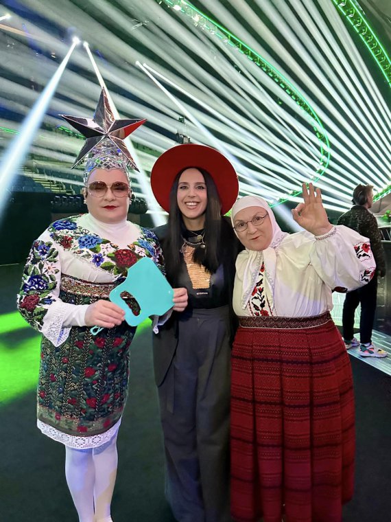 Джамала и Верка Сердючка с мамой в Ливерпуле, где сегодня состоится финал Евровидения