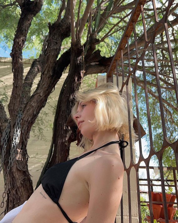 Дочь Веры Брежневой Соня Киперман нежится на солнце в Лос-Анджелесе