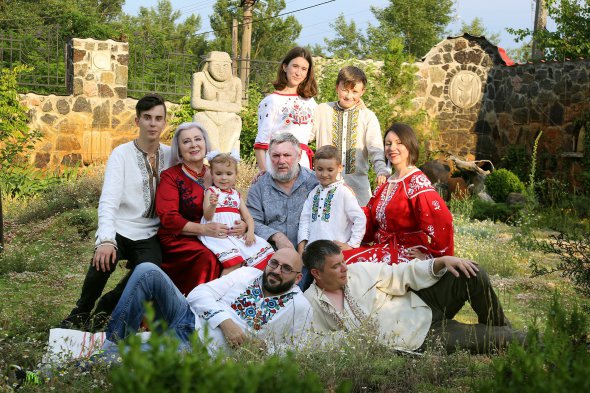 Микола та Олександра Теліженки з сином, донькою, зятем та онуками