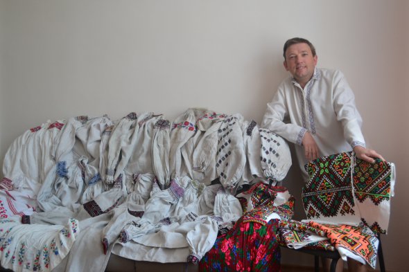 Ігор Губіліт зі Львова показує колекцію вишитого одягу
