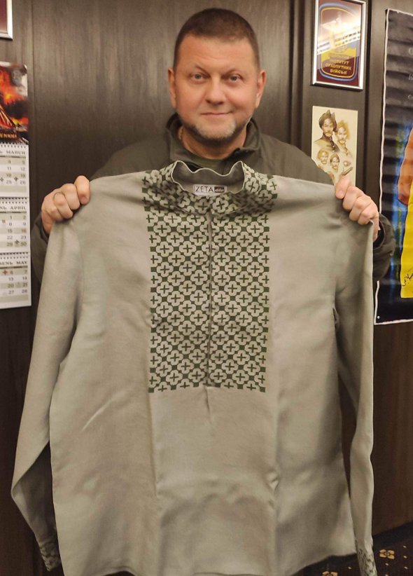 Головнокомандувач Збройних сил України Валерій Залужний показує подаровану вишиванку