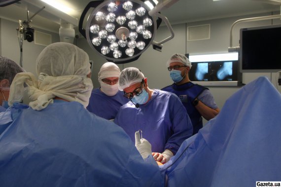 Роботи з остеоінтегративного протезування виконує досвідчений хірург-ортопед, засновник цієї медичної технології, шведський професор  Рікард Бранемарк