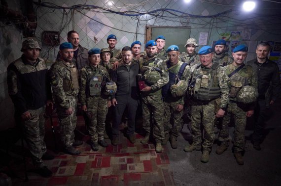 Президент Володимир Зеленський побував на фронті, де привітав воїнів із Днем морської піхоти та вручив їм нагороди