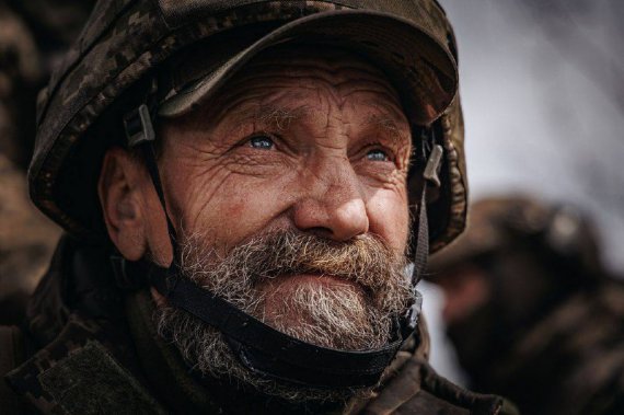 На світлинах зображені українські військові, які протистоять повномасштабному вторгненню російських