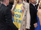 Українська модель Аліна Байкова вийшла на хідник Каннського кінофестивалю у платті з написом "F*ck you Putin"
