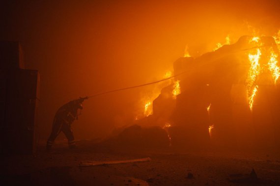 Спасатели показали, как тушили пожары в Киеве этой ночью