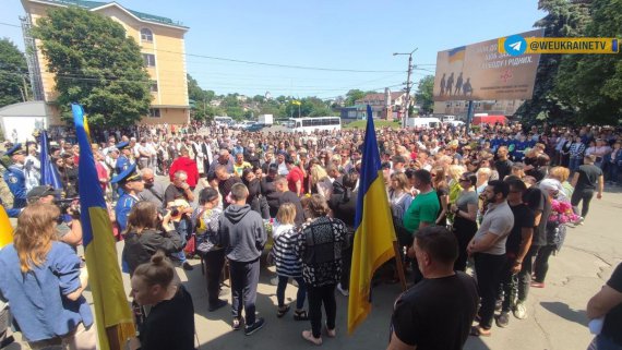 У Черкаській області попрощалися з нацгвардійцем Вадимом Бондаренком, якого 26 травня збив на смерть автомобіль судді Олексія Тандира