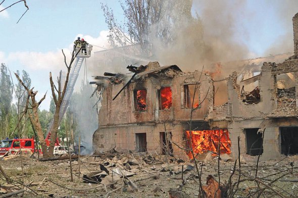 Пожежники гасять вогонь у приміщенні клініки в Дніпрі. 26 травня росіяни поцілили туди ракетою. Станом на 16:00, троє людей загинули, ще троє зникли безвісти. Понад 20 отримали поранення