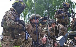 Бійці Російського добровольчого корпусу спілкуються з журналістами під час брифінгу біля кордону на півночі України 24 травня 2023 року