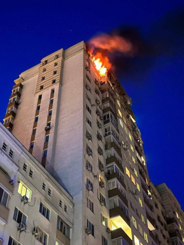 У багатоповерховому будинку Голосіївського району виникла пожежа внаслідок збиття дрона