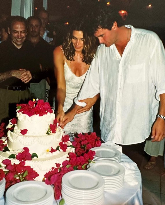 Супермодель Сінді Кроуфорд показала, яким було її весілля 25 років тому