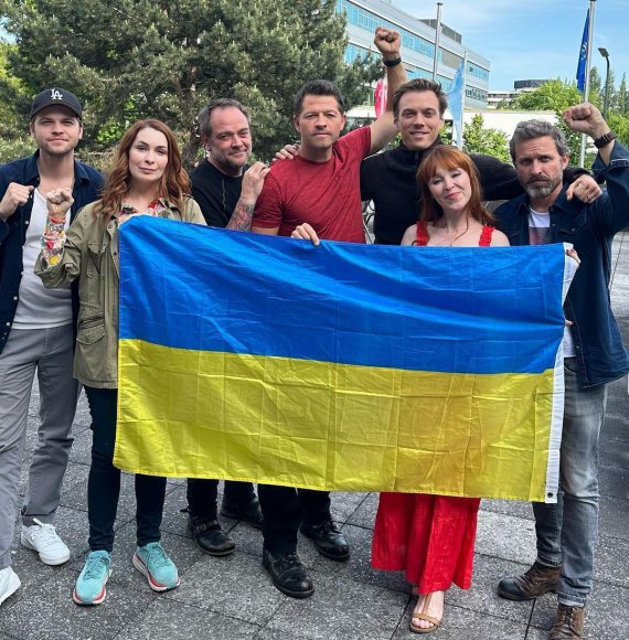 Також разом з іншими акторками із серіалу "Надприродне" знаменитість розгортав український прапор на знак підтримки України