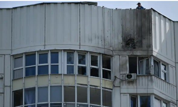 Поврежденный многоквартирный дом после атаки дрона по Москве 