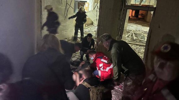 В результате падения обломков российских ракет в Киеве есть погибшие и раненые