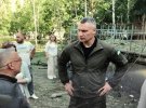 Мэр Киева Виталий Кличко побывал на месте российского ракетного удара в Деснянском районе