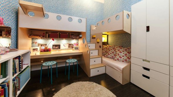 Хорошо организованное пространство помогает детям легче ориентироваться и находить нужные игрушки или материалы и способствует порядку в комнате