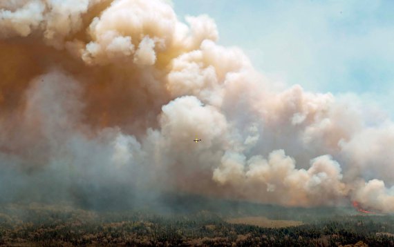 Мощный лесной пожар в Канаде перекинулся на человеческие дома