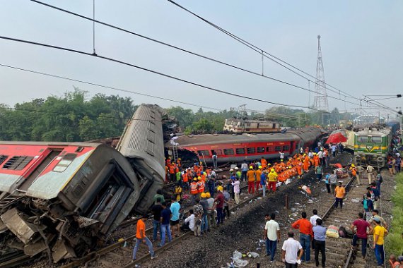 В Индии произошла масштабная железнодорожная катастрофа
