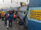 В Індії зіткнулися три поїзди