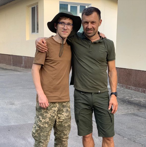 Бизнесмен Андрей Онистрат вместе с сыном 21-летним Остапом вместе служили в Сухопутных войсках. Остап был оператором отделения ударных БПЛА. Погиб под Угледаром Донецкой области