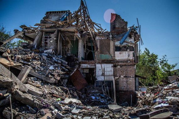 3 червня  російські окупанти завдали ракетного удару по передмістю Дніпра. Влучили між двома двоповерховими житловими будинками. Загинула 2-річна дівчинка. Загалом постраждали 22 людини