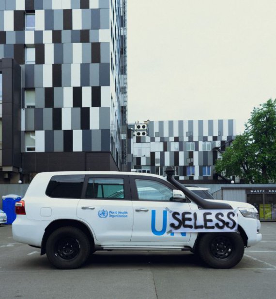 У Києві на автомобілі Організації Об'єднаних Націй приклеїли написи "Бездієві"