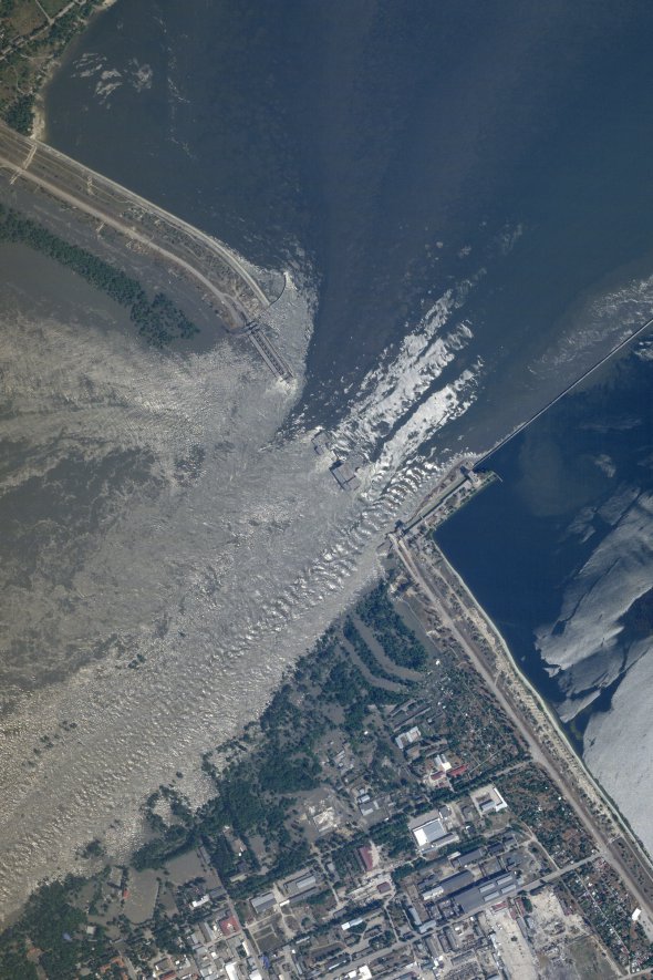 Супутниковий знімок підірваної греблі Каховської ГЕС 