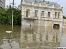 После подрыва россиянами Каховской ГЭС - Херсон частично ушел под воду