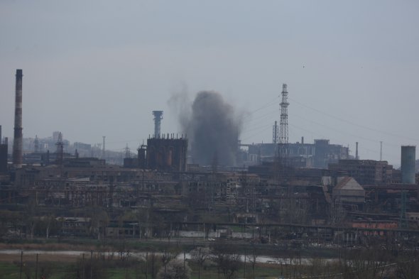 Снаряди прилітали на "Азовсталь" щодня. Однак часто росіяни били і по житловій забудові поруч із підприємством