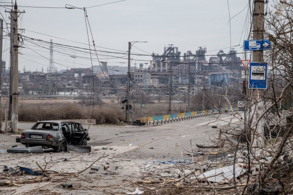 Завод "Азовсталь" обстрілювався російськими окупантами практично без зупинки. Аби вижити, люди із будинків поруч з підприємством - ховалися у підвалах