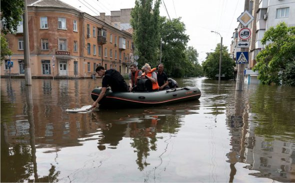 Волонтери вивозять місцевих під час евакуації з зони затоплення у Херсоні 