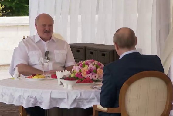 Президент країни-агресорки Російської Федерації Володимир Путін і самопроголошений президент Білорусі Олександр Лукашенко зустрілися у Сочі