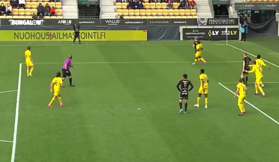 В чемпионате Финляндии защитник клуба "СИК" Терри Йегбе забил гол прямым вбрасыванием из-за боковой линии